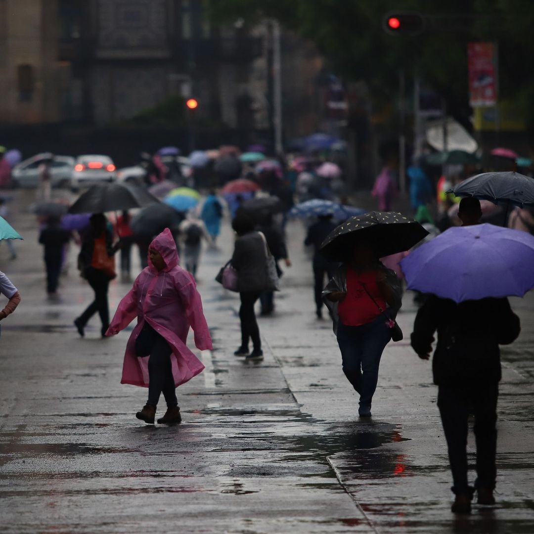 Decenas de personas buscan protegerse de la lluvia utilizando impermeables o paraguas. Foto: Cuartoscuro